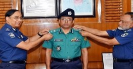 আইজিপি: শেখ নাজমুলের কাঁধে ডিআইজি র‍্যাংক ব্যাজ পরালেন