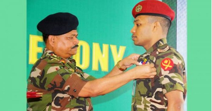 নবীন সেনা বৈমানিকদের ফ্লাইং ব্রেভেট পরিয়ে দিলেন সেনাপ্রধান নবীন সেনা বৈমানিকদের ফ্লাইং ব্রেভেট পরিয়ে দিলেন সেনাপ্রধান
