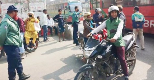 বিনা প্রয়োজনে মোটরসাইকেল নিয়ে বের হলে পুলিশের সঙ্গে ডিউটি