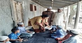 তাড়াশে বঙ্গবন্ধুর জন্মদিনে এতিমদের মাঝে মিষ্টি বিতরণ তাড়াশে বঙ্গবন্ধুর জন্মদিনে এতিমদের মাঝে মিষ্টি বিতরণ