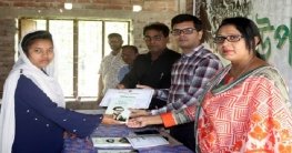 সাহসিকতার সনদ পেলো তিন স্কুলছাত্রী