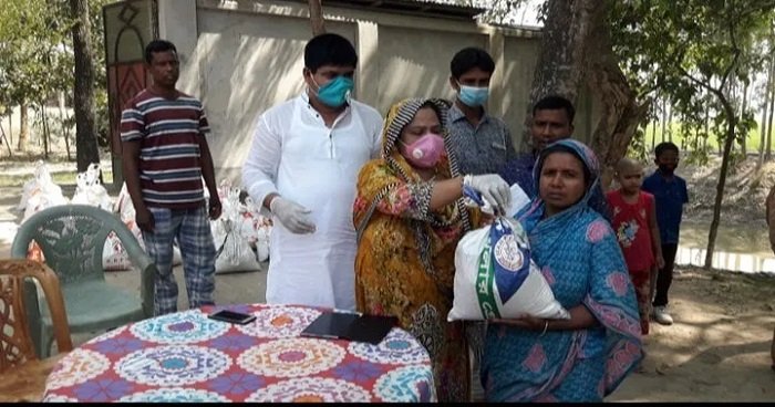 তাড়াশে ব্যক্তিগত উদ্যোগে খাদ্য সামগ্রী বিতরণ