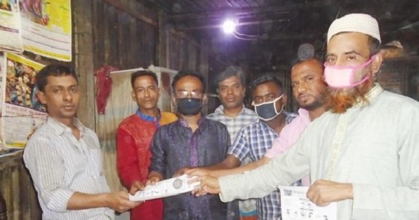 করোনা সচেতনতায় কাজিপুরের মাইজবাড়ী ইউনিয়ন আ’লীগের লিফলেট বিতরণ
