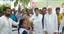 সিরাজগঞ্জের কাওয়াকোলায় শিশু শিক্ষার্থীদের মাঝে বৃক্ষ বিতরণ