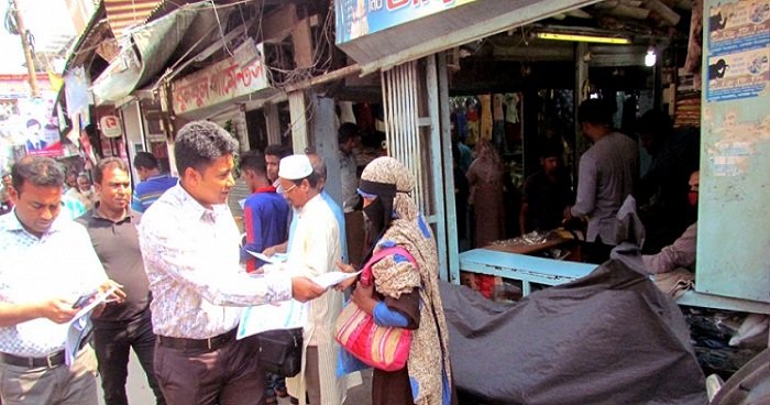 শাহজাদপুরে করোনা প্রতিরোধে উপজেলা প্রশাসনের লিফলেট বিতরণ