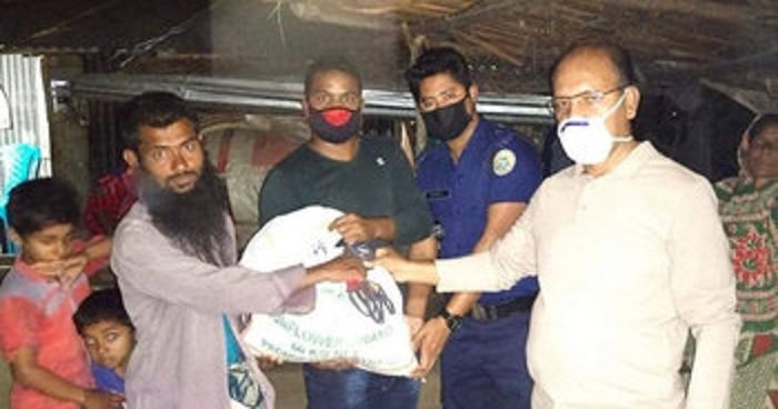 রিকশাচালক বললেন স্যার বের হইনি, ওসি বললেন বাজার নিয়ে এসেছি রিকশাচালক বললেন স্যার বের হইনি, ওসি বললেন বাজার নিয়ে এসেছি