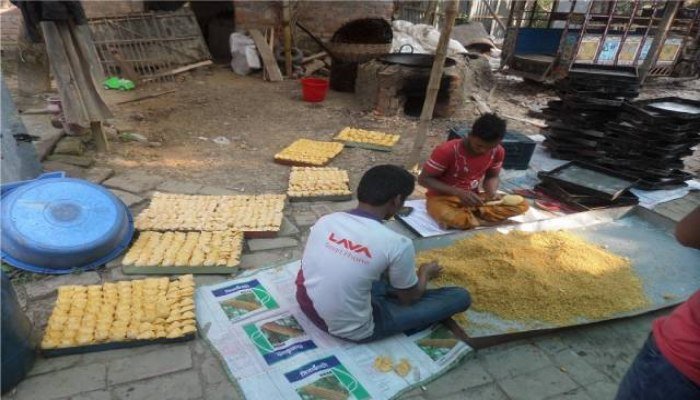 তাড়াশে অনুমোদনহীন বেকারী কারখানায় নোংরা পরিবেশে তৈরি হচ্ছে খাবার