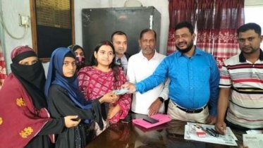 সিরাজগঞ্জে ইউপি’র তহবিল হতে অসহায় মেধাবী ছাত্রীকে অর্থ প্রদান