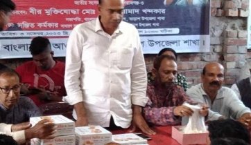 সিরাজগঞ্জ- ৩ আসনে আব্দুল আজিজ মনোনয়ন পাওয়ায় মিষ্টি বিতরণ