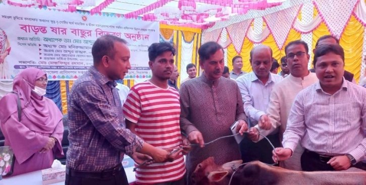 তাড়াশে সুফলভোগীদের মাঝে বাড়ন্ত ষাড় বাছুর বিতরন করেন আজিজ এমপি তাড়াশে সুফলভোগীদের মাঝে বাড়ন্ত ষাড় বাছুর বিতরন করেন আজিজ এমপি
