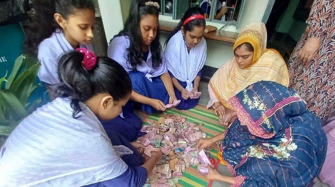 সহপাঠীর বাবার চিকিৎসায় মাটির ব্যাংকের টাকা দিল শিক্ষার্থীরা সহপাঠীর বাবার চিকিৎসায় মাটির ব্যাংকের টাকা দিল শিক্ষার্থীরা