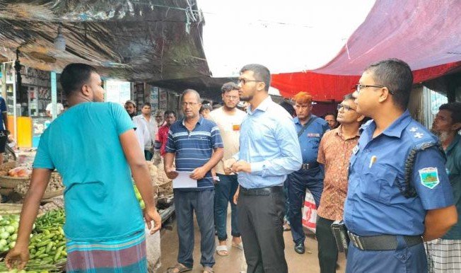 তাড়াশে আলুর দাম বেশি রাখায় জরিমানা তাড়াশে আলুর দাম বেশি রাখায় জরিমানা