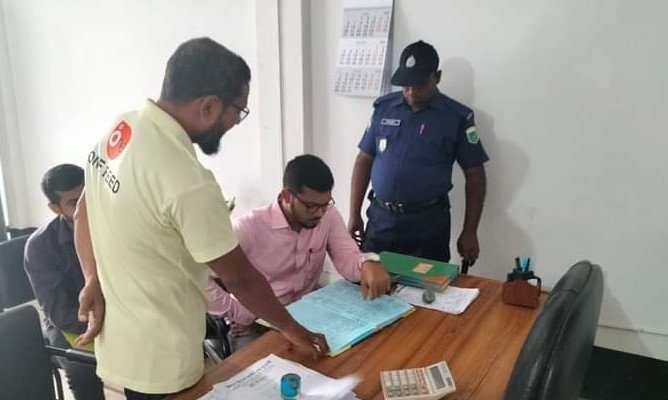 তাড়াশে ভাঙ্গা ও নষ্ট ডিম বিক্রির দায়ে মিশামো হ্যাচারীকে জরিমানা তাড়াশে ভাঙ্গা ও নষ্ট ডিম বিক্রির দায়ে মিশামো হ্যাচারীকে জরিমানা