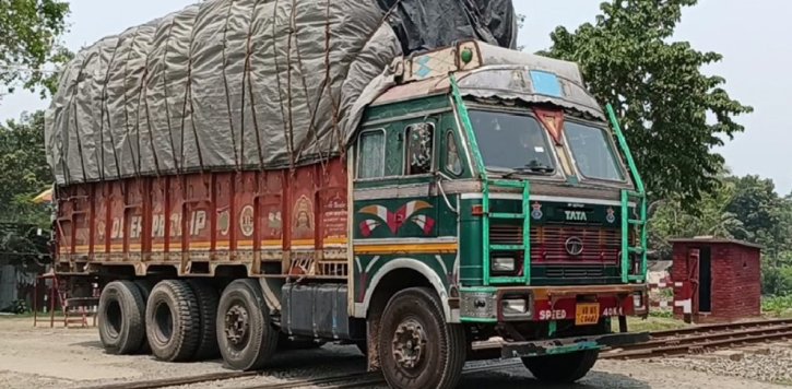 হিলি স্থলবন্দর দিয়ে ২৭ ট্রাকে ৬৯৪ টন আলু আমদানি