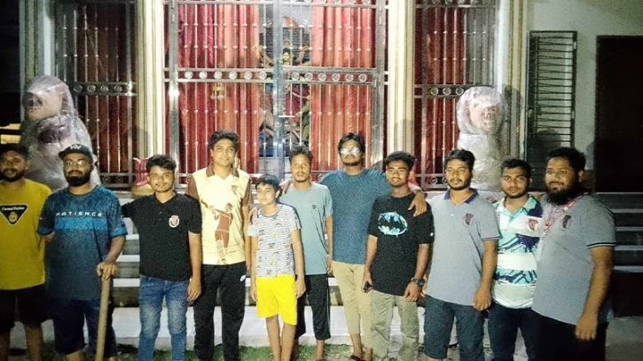 সিরাজগঞ্জে মন্দির পাহারায় রবীন্দ্র বিশ্ববিদ্যালয়ের শিক্ষার্থীরা সিরাজগঞ্জে মন্দির পাহারায় রবীন্দ্র বিশ্ববিদ্যালয়ের শিক্ষার্থীরা