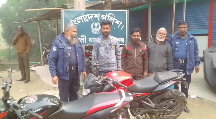 চৌহালীতে চোরাই মটর সাইকেল সহ চোর চক্রের ৪ জন আটক