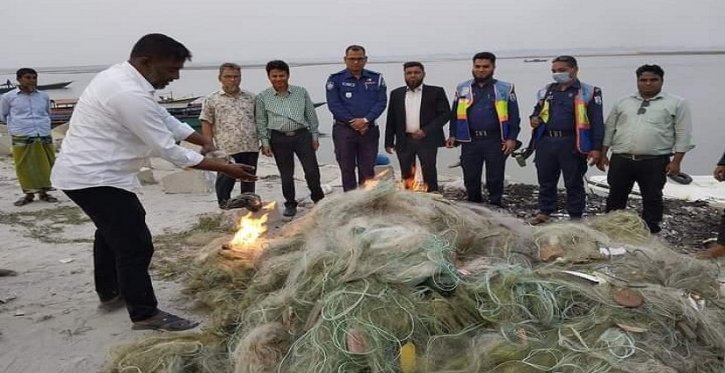 সিরাজগঞ্জে অভিযান পরিচালনা করে নিষিদ্ধ জাল আটক সিরাজগঞ্জে অভিযান পরিচালনা করে নিষিদ্ধ জাল আটক