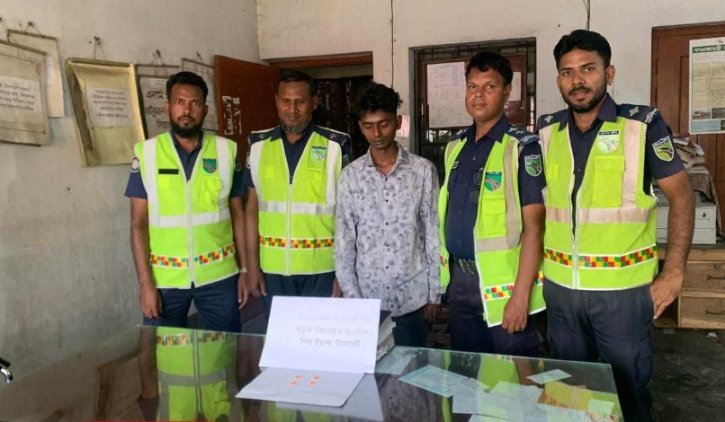 হাটিকুমরুল হাইওয়ে থানার মাদক বিরোধী অভিযানে ইয়াবাসহ আটক ১ হাটিকুমরুল হাইওয়ে থানার মাদক বিরোধী অভিযানে ইয়াবাসহ আটক ১