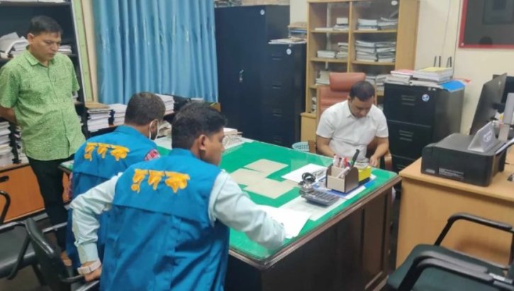 পাঁচ হাজার টাকার বাতি ২৭ হাজারে কিনেছে রেলওয়ে পাঁচ হাজার টাকার বাতি ২৭ হাজারে কিনেছে রেলওয়ে