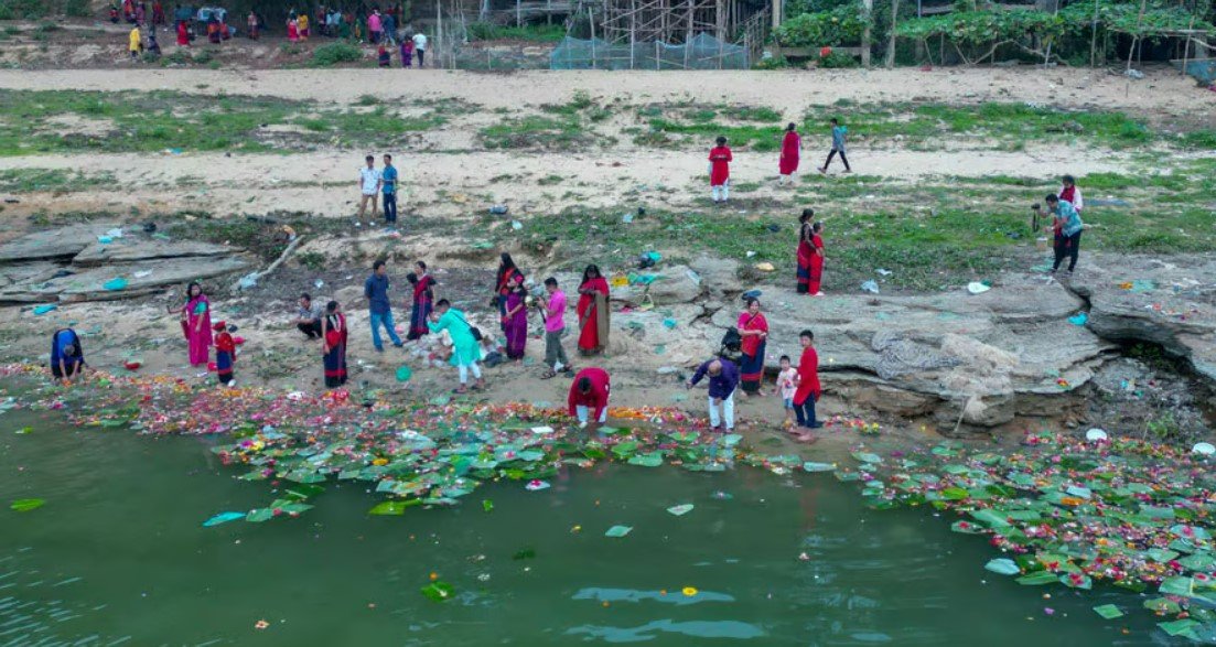 কাপ্তাই হ্রদে ফুল ভাসিয়ে শুরু বৈসাবি