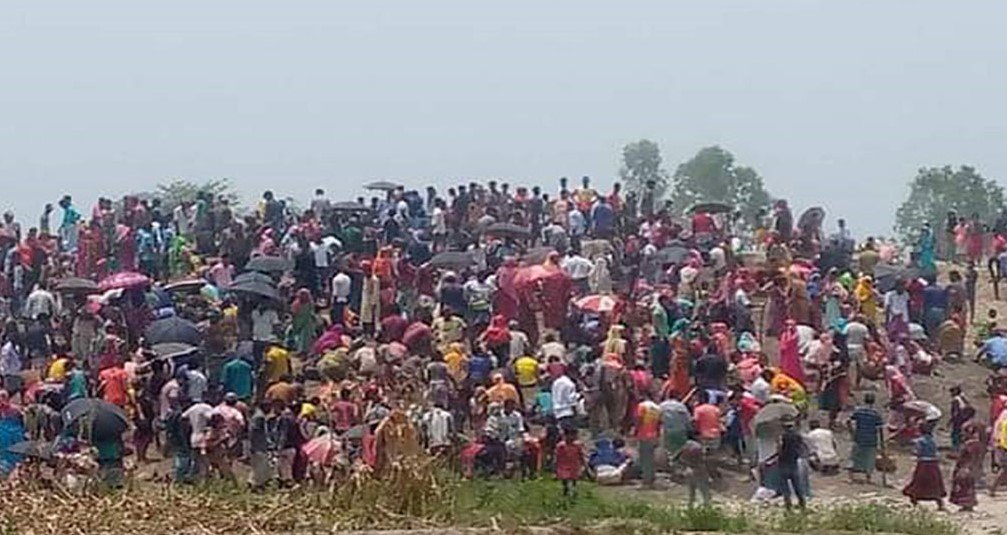 স্বর্ণের খোঁজে মাটি খুঁড়ছেন কয়েক হাজার মানুষ স্বর্ণের খোঁজে মাটি খুঁড়ছেন কয়েক হাজার মানুষ