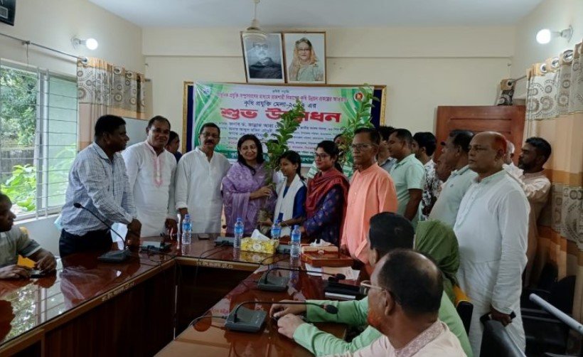 কামারখন্দে কৃষি মেলার উদ্বোধন করেন হেনরী এমপি