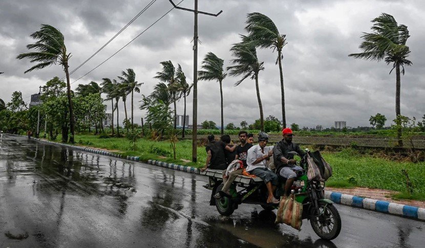 দুপুরের মধ্যে ৬০ কিলোমিটার বেগে ঝোড়ো হাওয়ার শঙ্কা দুপুরের মধ্যে ৬০ কিলোমিটার বেগে ঝোড়ো হাওয়ার শঙ্কা