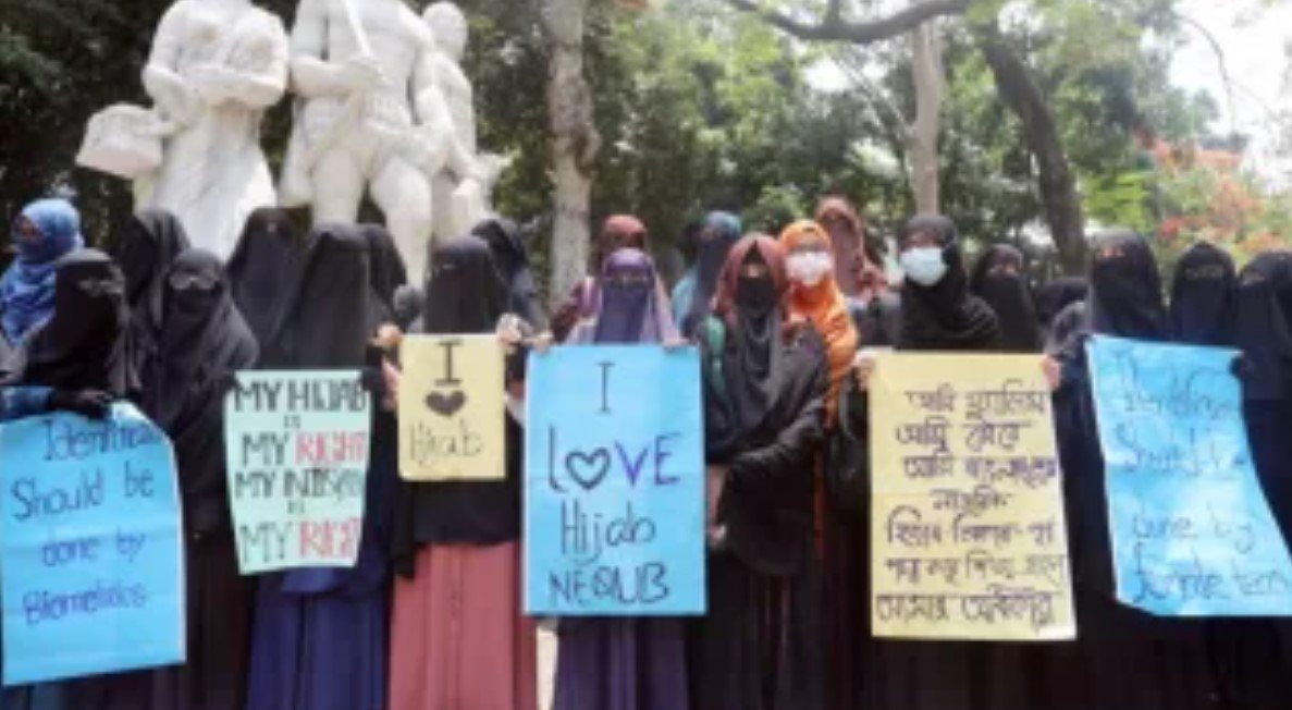 ছাত্রীদের হিজাব পরা বাধ্যতামূলক করেছেন ঢাবি উপাচার্য - ভাইরাল দাবিটি ভিত্তিহীন