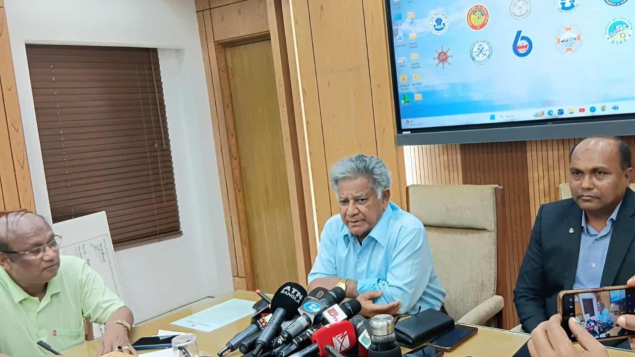 বিদেশি প্রতিষ্ঠান দিয়ে বন্দর পরিচালনা নিয়ে নেগোসিয়েশন চলছে : নৌ উপদেষ্টা