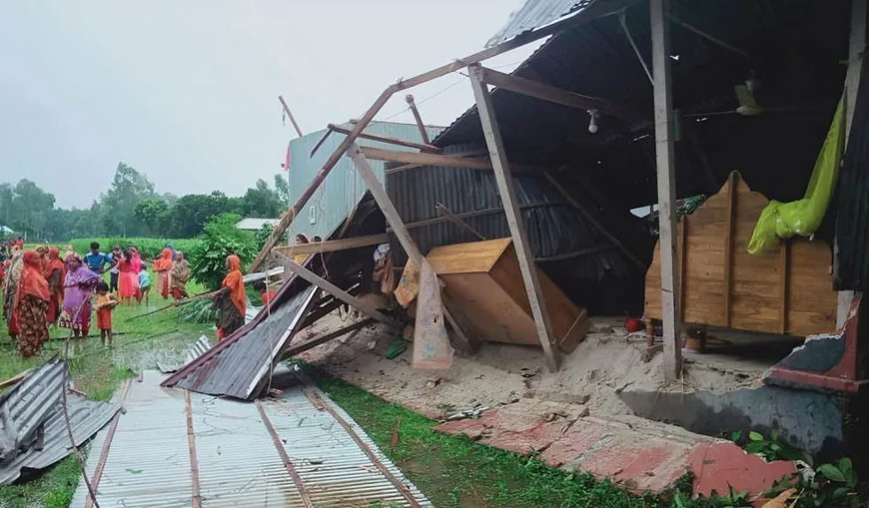 সিরাজগঞ্জে ২ মিনিটের ঘূর্ণিঝড়ে লণ্ডভণ্ড চার গ্রাম