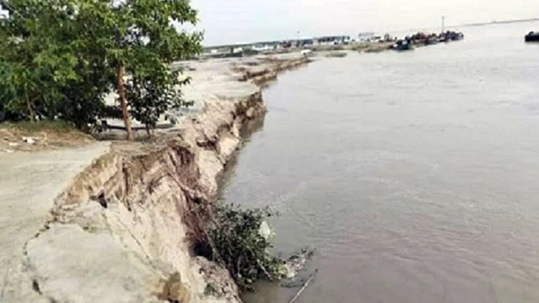 সিরাজগঞ্জে যমুনায় পানি বৃদ্ধি অব্যাহত, ভাঙন আতঙ্কে নদীতীরের মানুষ