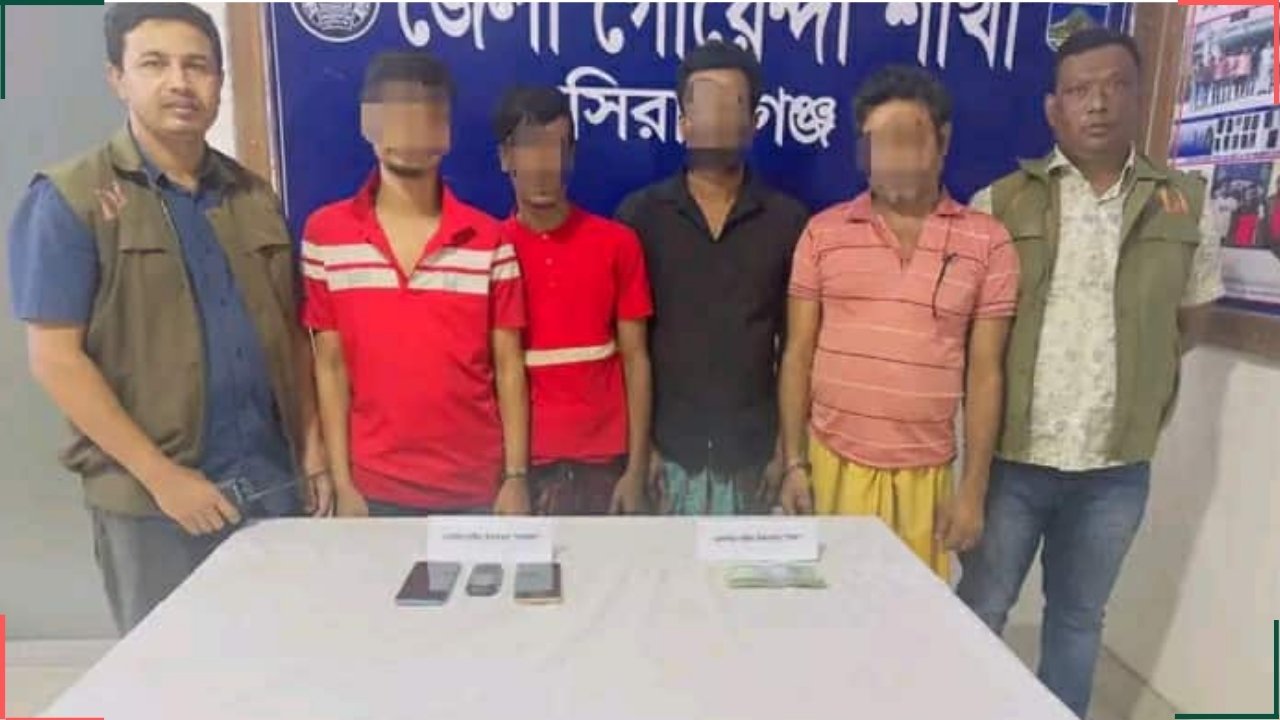 সিরাজগঞ্জে রাতে মহাসড়কে ডাকাতি: অস্ত্রসহ গ্রেফতার ৭