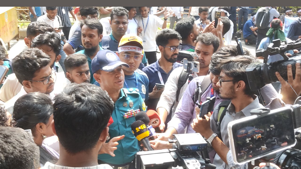 শিক্ষাভবন মোড় থেকে শিক্ষার্থীদের সরে যাওয়ার অনুরোধ পুলিশের
