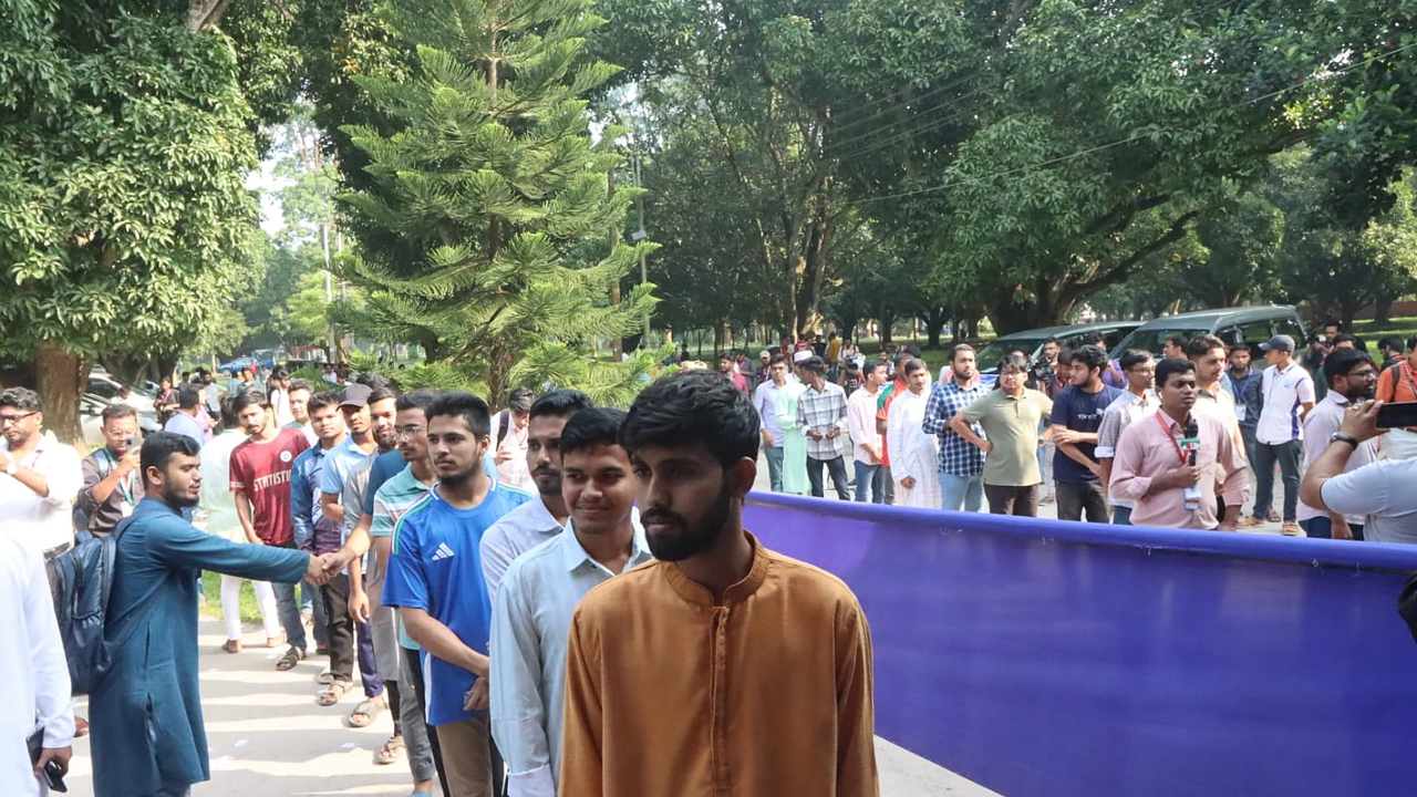 ‘জীবনের প্রথম ভোট, খুবই ভালো লাগছে’ ‘জীবনের প্রথম ভোট, খুবই ভালো লাগছে’