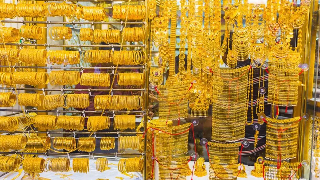 আজ থেকে নতুন দামে স্বর্ণ বিক্রি শুরু, বাজারদর জেনে নিন আজ থেকে নতুন দামে স্বর্ণ বিক্রি শুরু, বাজারদর জেনে নিন