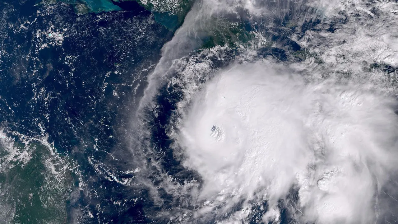 আঘাত হানতে চলেছে ঘূর্ণিঝড় মেলিসা, বাতাসের গতিবেগ ২৮২ কিমি আঘাত হানতে চলেছে ঘূর্ণিঝড় মেলিসা, বাতাসের গতিবেগ ২৮২ কিমি