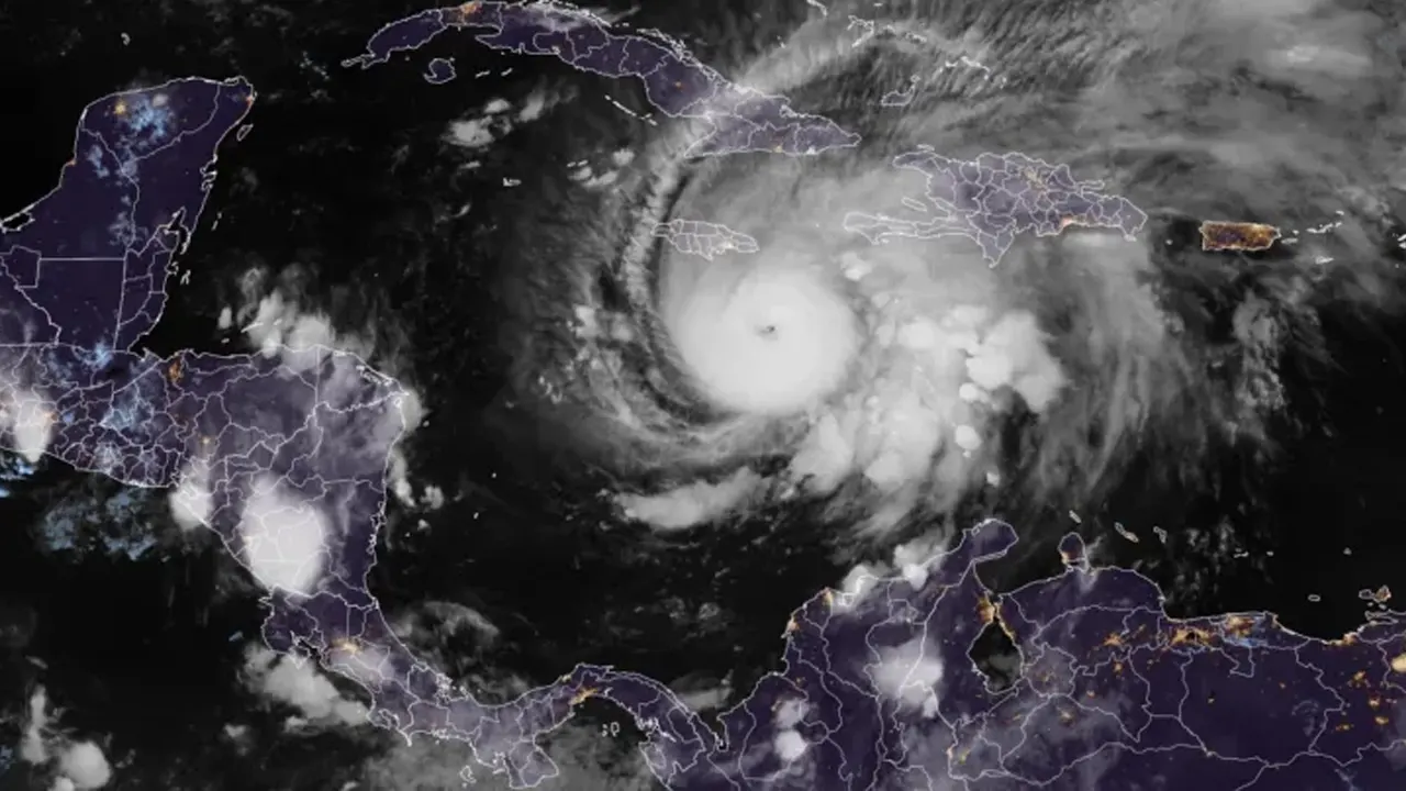 শক্তি বাড়িয়ে উপকূলের আরও কাছে ঘূর্ণিঝড় মেলিসা শক্তি বাড়িয়ে উপকূলের আরও কাছে ঘূর্ণিঝড় মেলিসা