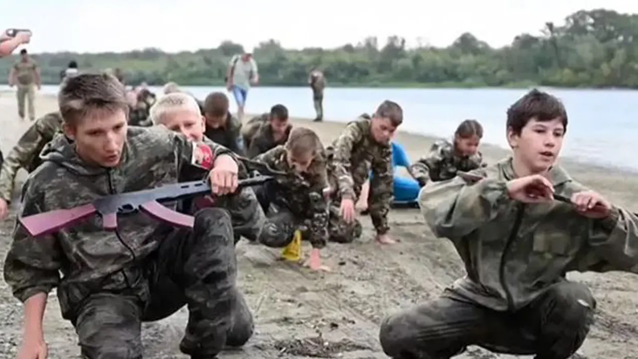 শিশুদের সামরিক প্রশিক্ষণ দিচ্ছে রাশিয়া শিশুদের সামরিক প্রশিক্ষণ দিচ্ছে রাশিয়া
