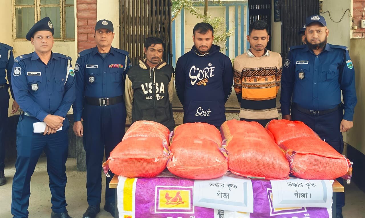 সিরাজগঞ্জ সদর থানা পুলিশ কর্তৃক ৪৩ কেজি মাদকদ্রব্য গাঁজা ও ০১টি পিকআপসহ ০৩ জন মাদক কারবারি আটক সিরাজগঞ্জ সদর থানা পুলিশ কর্তৃক ৪৩ কেজি মাদকদ্রব্য গাঁজা ও ০১টি পিকআপসহ ০৩ জন মাদক কারবারি আটক