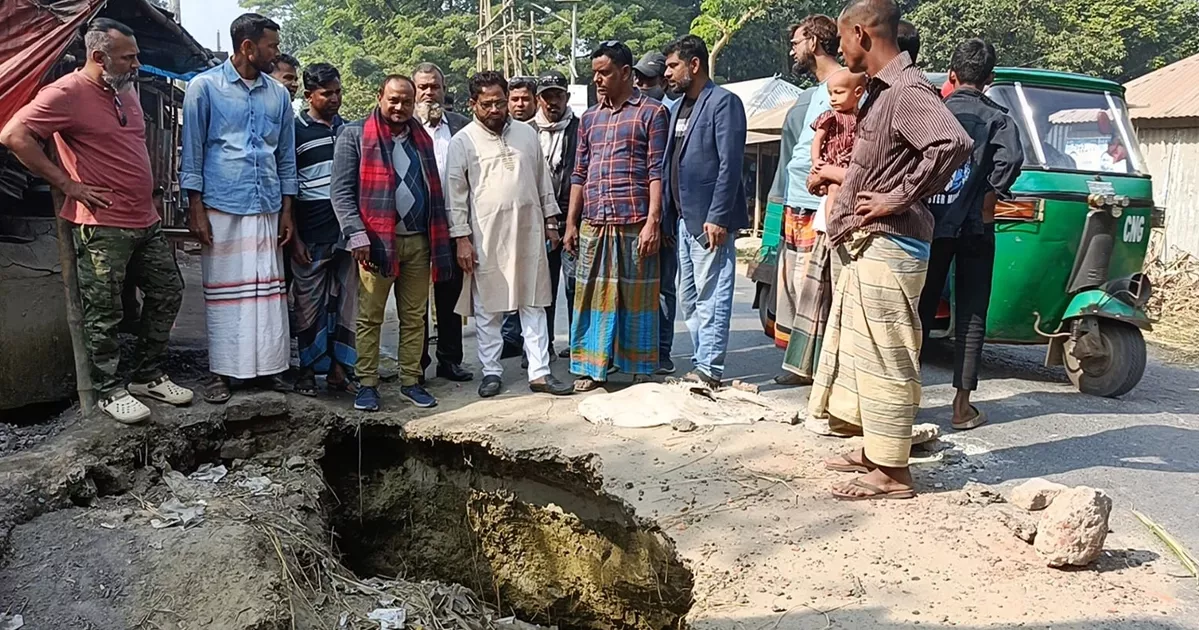 সিরাজগঞ্জ-রায়গঞ্জ সড়কের বেহাল দশা, জনদুর্ভোগ চরমে সিরাজগঞ্জ-রায়গঞ্জ সড়কের বেহাল দশা, জনদুর্ভোগ চরমে