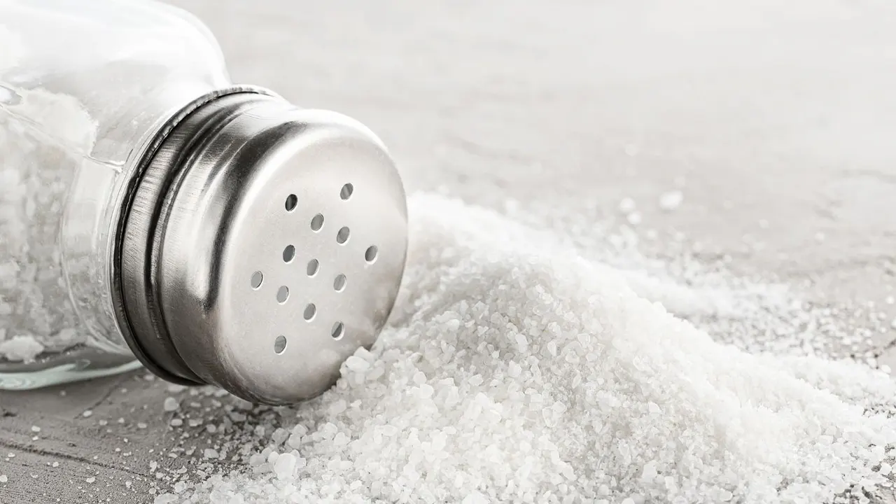 লবণ খাওয়ার বিষয়ে সতর্ক করছেন চিকিৎসক