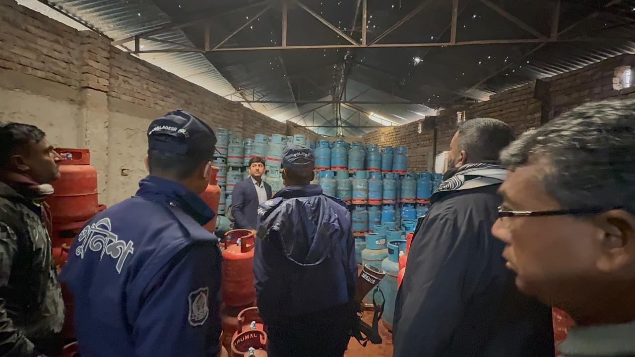 অতিরিক্ত দামে গ্যাস সিলিন্ডার বিক্রি, এক লাখ টাকা জরিমানা