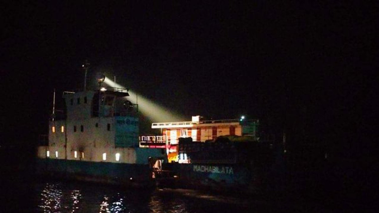 ঘন কুয়াশায় দৌলতদিয়া-পাটুরিয়া নৌরুটে ফেরি চলাচল বন্ধ