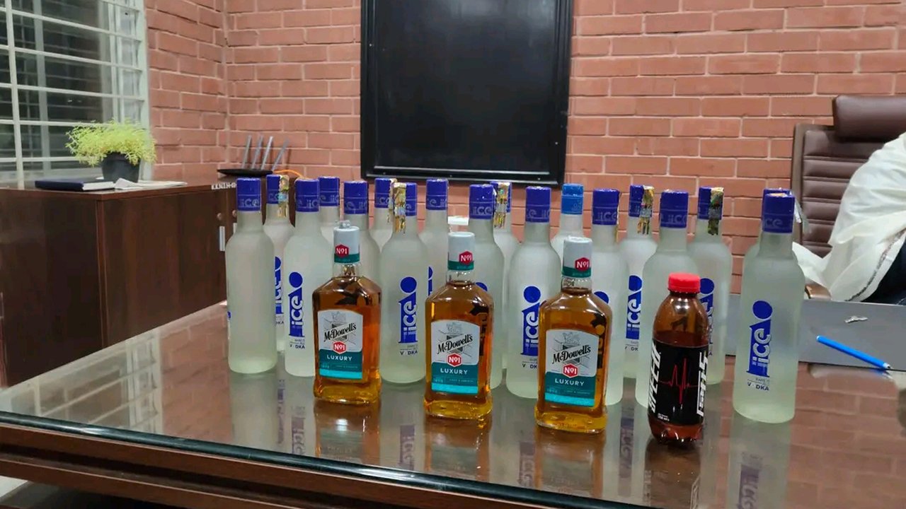 জাবির হল থেকে ২১ বোতল বিদেশি মদ উদ্ধার