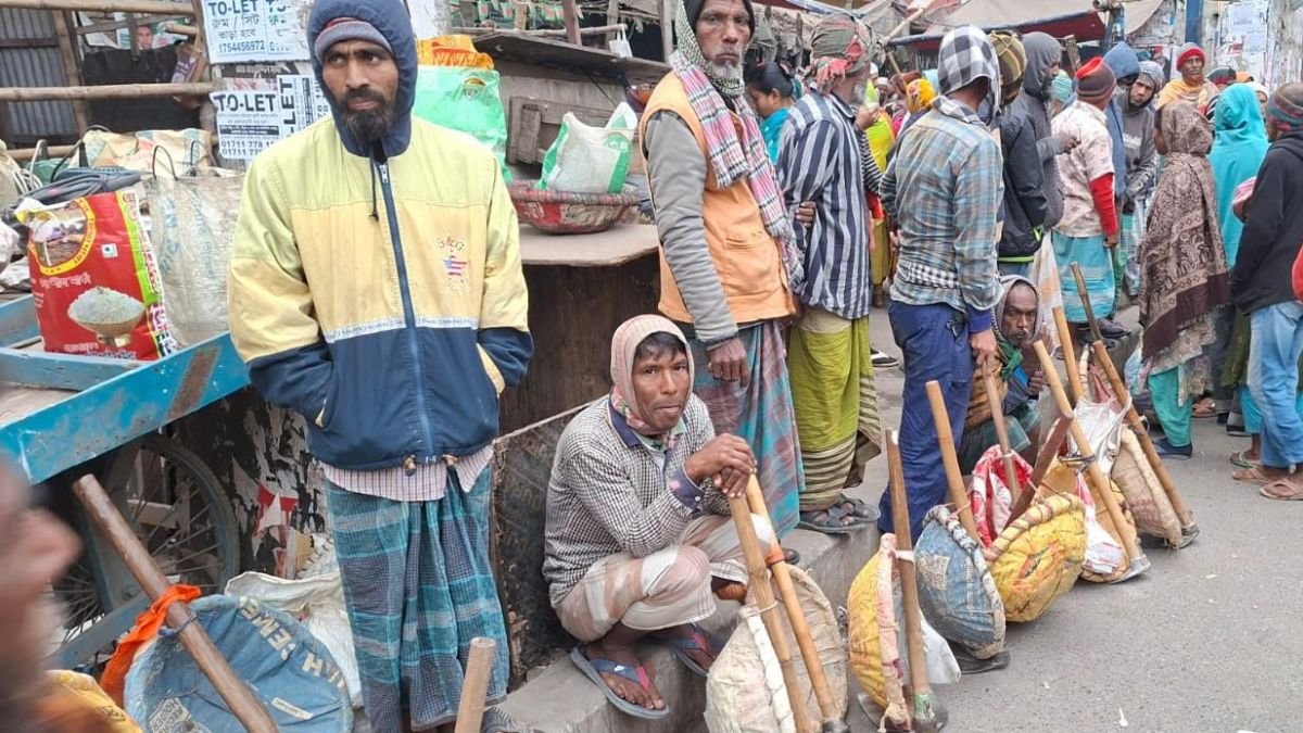 তীব্র শীতেও থেমে নেই জীবনযুদ্ধ, কর্মের তাগিদে রাস্তায় হাজারো মানুষ