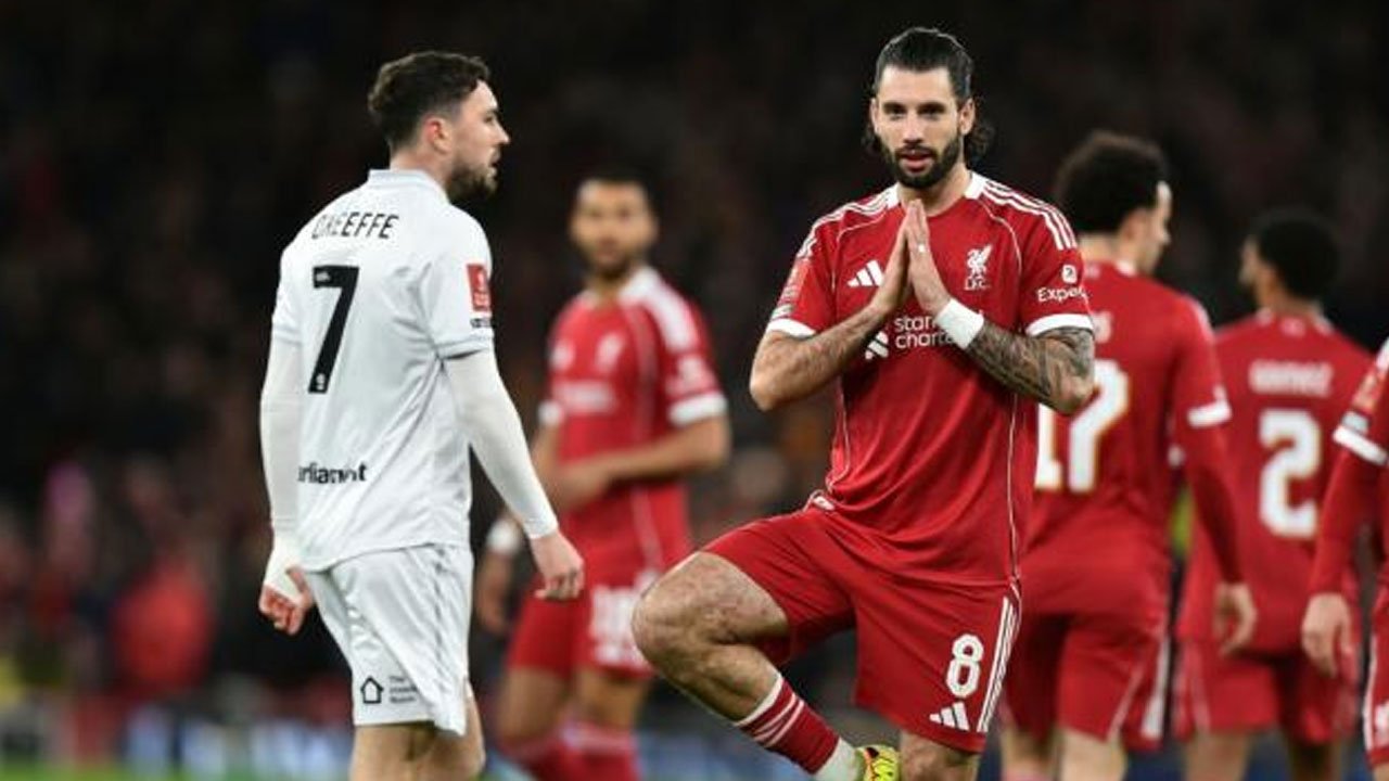 সোবোসলাইয়ের ‘হাস্যকর’ ভুলেও লিভারপুলের বড় জয়