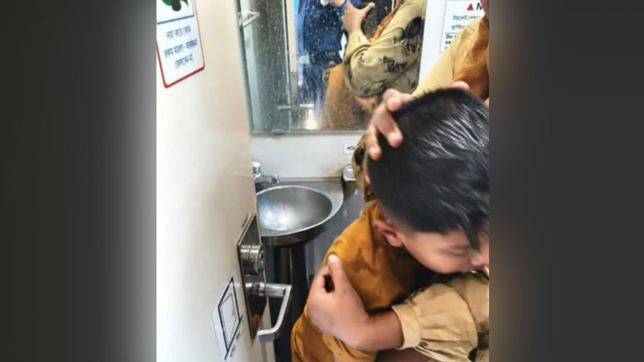 চলন্ত ট্রেন লক্ষ্য করে পাথর নিক্ষেপ, শিশু আহত