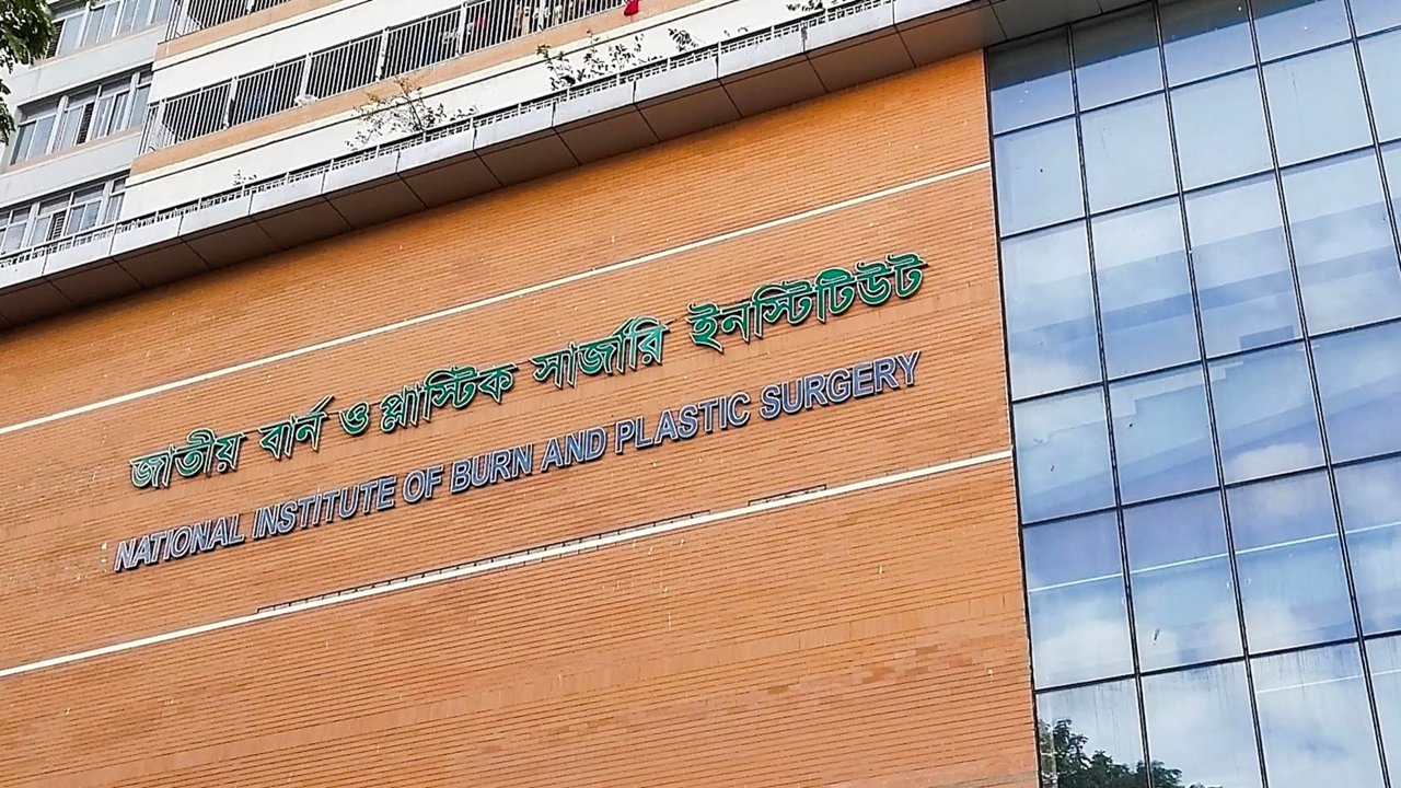 বংশালে জুতার কারখানায় আগুনে দগ্ধ যুবক জাতীয় বার্নে ভর্তি