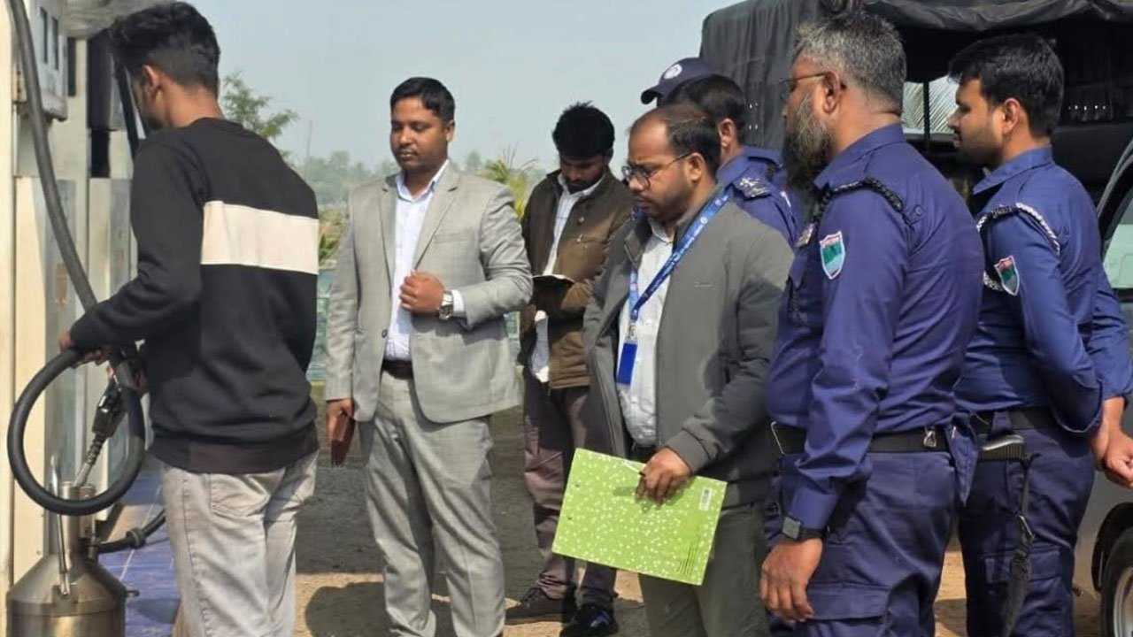 তেল কম দেওয়ায় দুই ফিলিং স্টেশনকে ৪০ হাজার টাকা জরিমানা