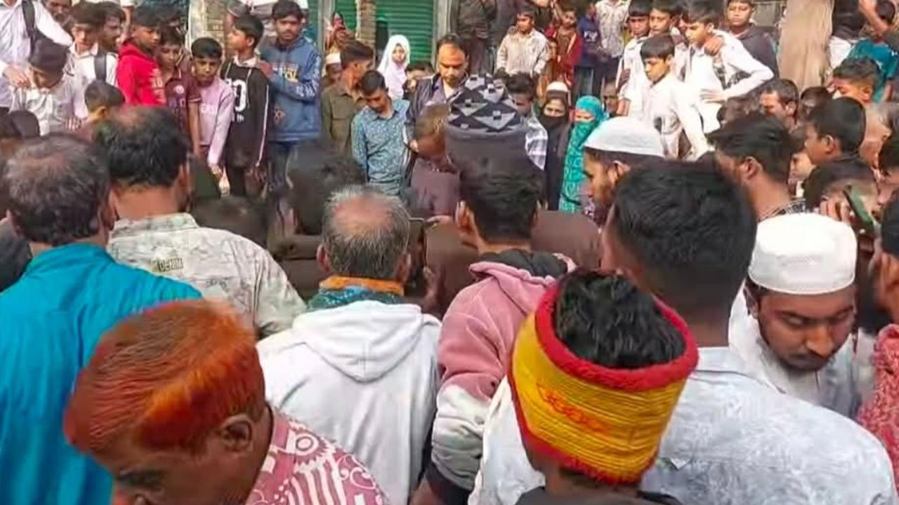 নরসিংদীতে জেল পলাতক সন্ত্রাসী অপুকে কুপিয়ে হত্যা